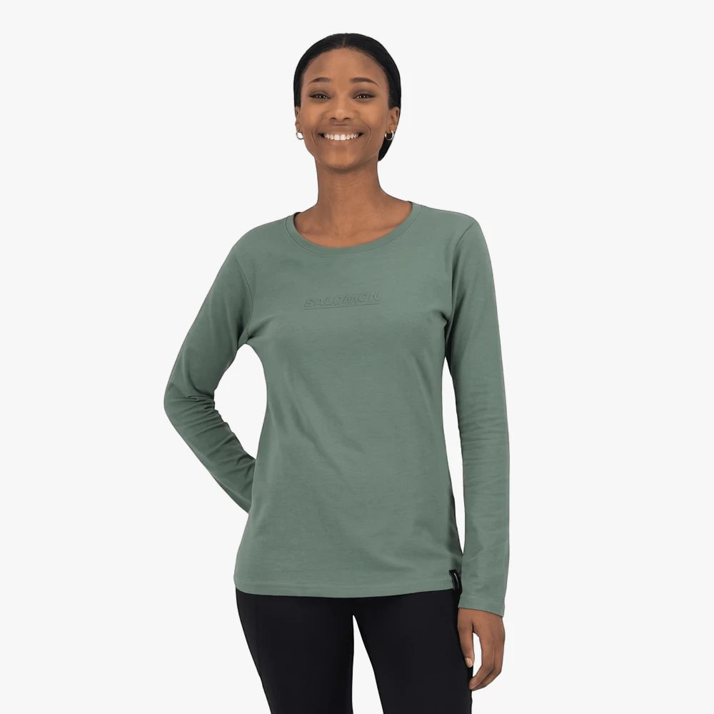 Smiling woman wearing a laurel green Salomon women&