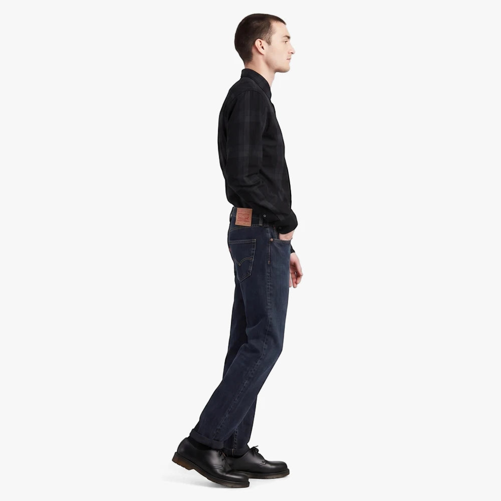 Male model wearing dark blue Levi&