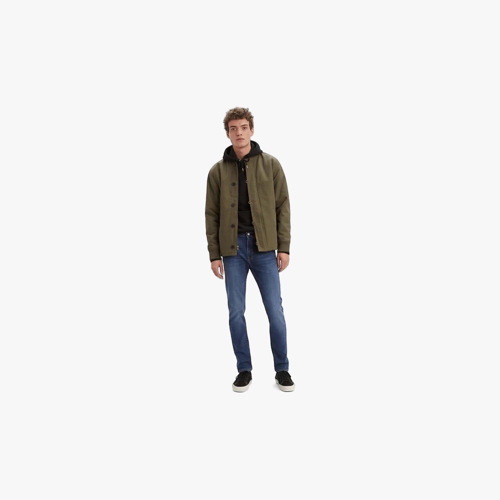 Full body shot of a man wearing Levi&