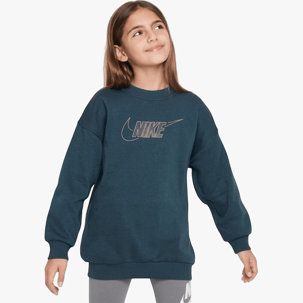 Nike Girls Club Fleece Sweater in emerald, worn by a young girl. Front view, waist-up studio shot.