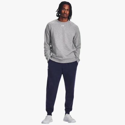 Under Armour Rival Fleece Crew Sweater in 025 grey, worn by a male model with dreadlocks and navy sweatpants, front view.
